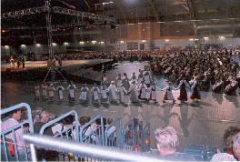 Karjalaisten kesäjuhlien tanhuajia ja yleisöä.