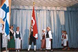 Lippujen sisääntulo aloitti pitäjäjuhlan Harlun klubilla. 