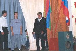 Paikalliset nuoret toivat juhlaan Venäjän federaation ja Karjalan tasavallan liput. Oikealla seuran puheenjohtaja Paavo Kokko.