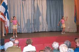 Myös harlulaiset lapset ja nuoret olivat valmistelleet ohjelmaa juhlaan.